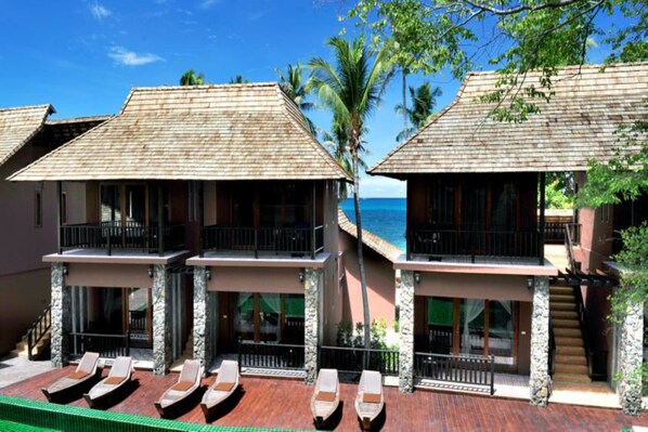 A resort with multiple bungalow-style buildings, each featuring a balcony with a view of the ocean. - Koh Tao Beach Club (Koh Tao)