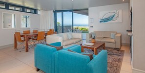 Departamento, 2 habitaciones, vista al mar (Le Paradis) | Área de sala de estar | Televisión de pantalla plana de 39 pulgadas con canales digitales