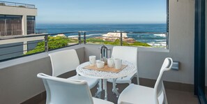 شقة - غرفتا نوم - بمنظر للبحر (Le Paradis) | خزنة داخل الغرفة وبديكورات فريدة لكل غرفة وطراز فريد لكل وحدة ومكتب