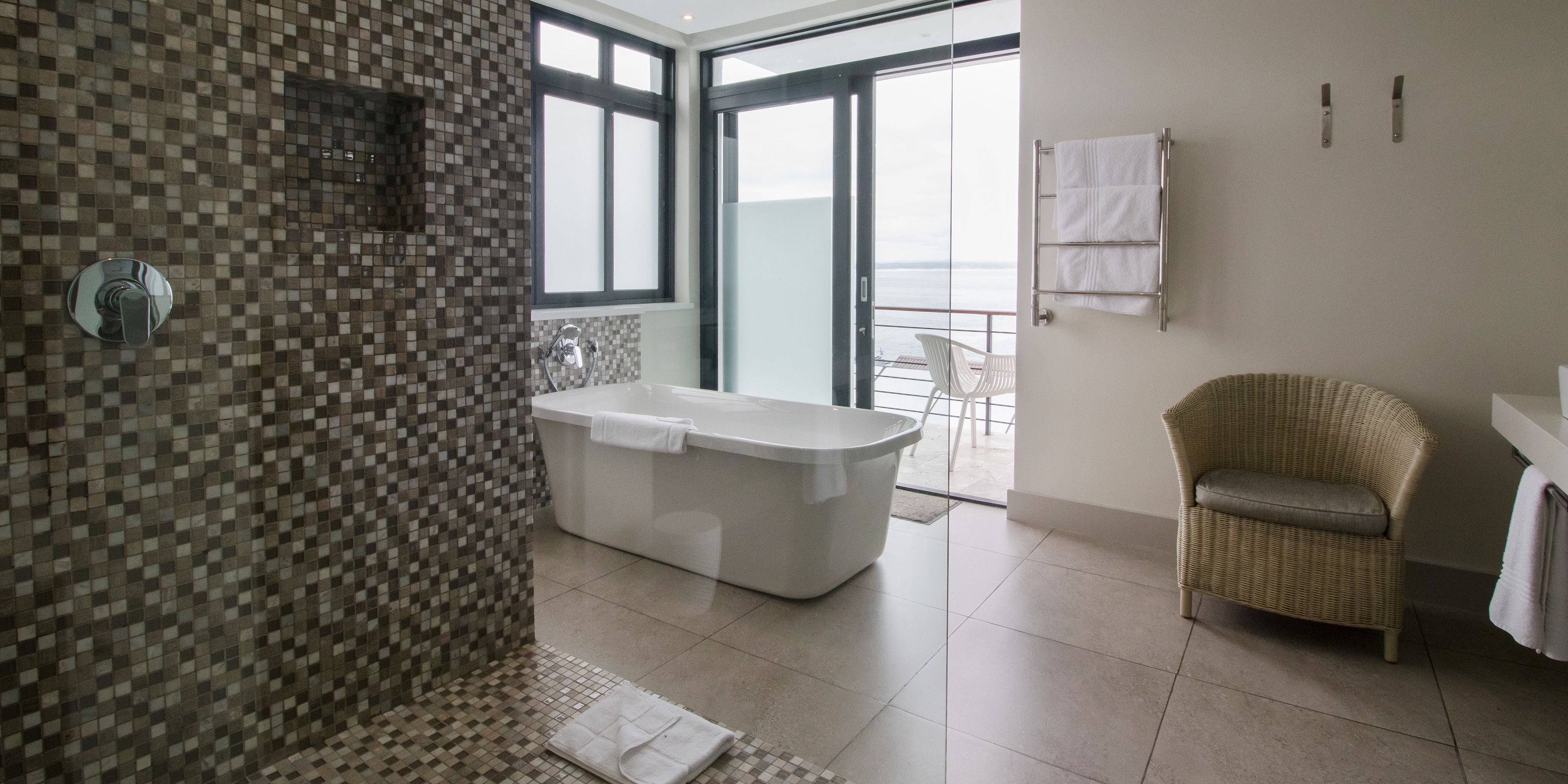 Separate bathtub and shower, deep-soaking bathtub, free toiletries