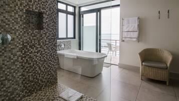 Separate bathtub and shower, deep-soaking bathtub, free toiletries