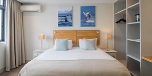 بنتهاوس - غرفتا نوم - بمنظر للبحر (Village Square) | خزنة داخل الغرفة وبديكورات فريدة لكل غرفة وطراز فريد لكل وحدة ومكتب