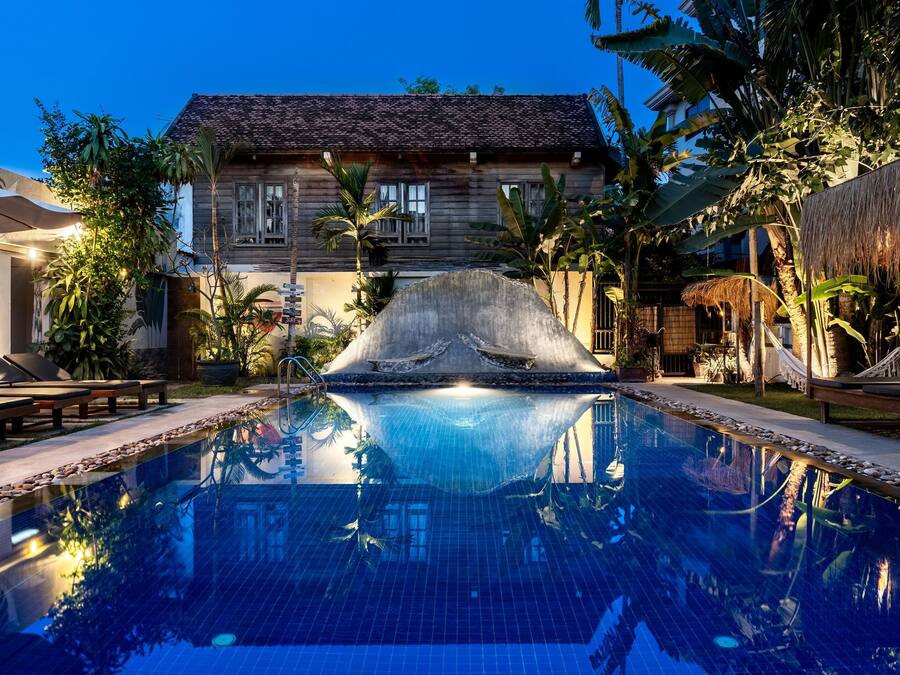 Piscina externa, espreguiçadeiras