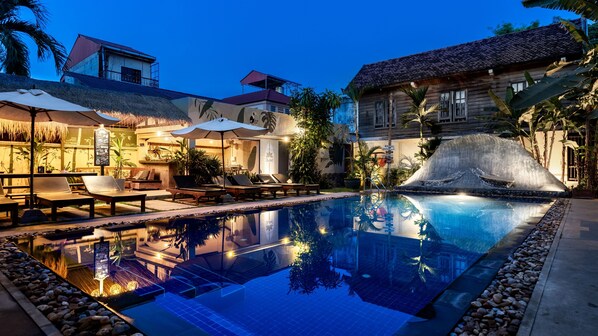 Outdoor pool, sun loungers