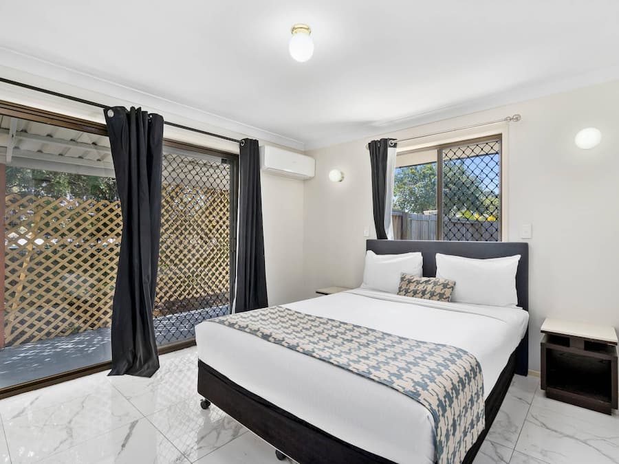 Villa, 2 Bedrooms | Peralatan tempat tidur premium, meja, seterika/papan seterika