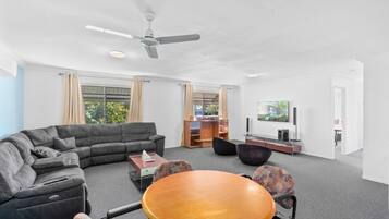 Apartamento, 2 quartos | Roupas de cama premium, escrivaninha, ferros/tábuas de passar roupa