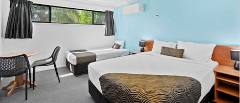 Habitación estándar, varias camas, para no fumadores | Ropa de cama de alta calidad y escritorio