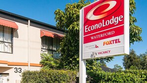 Señal de Econo Lodge Waterford con aviso de habitaciones disponibles.