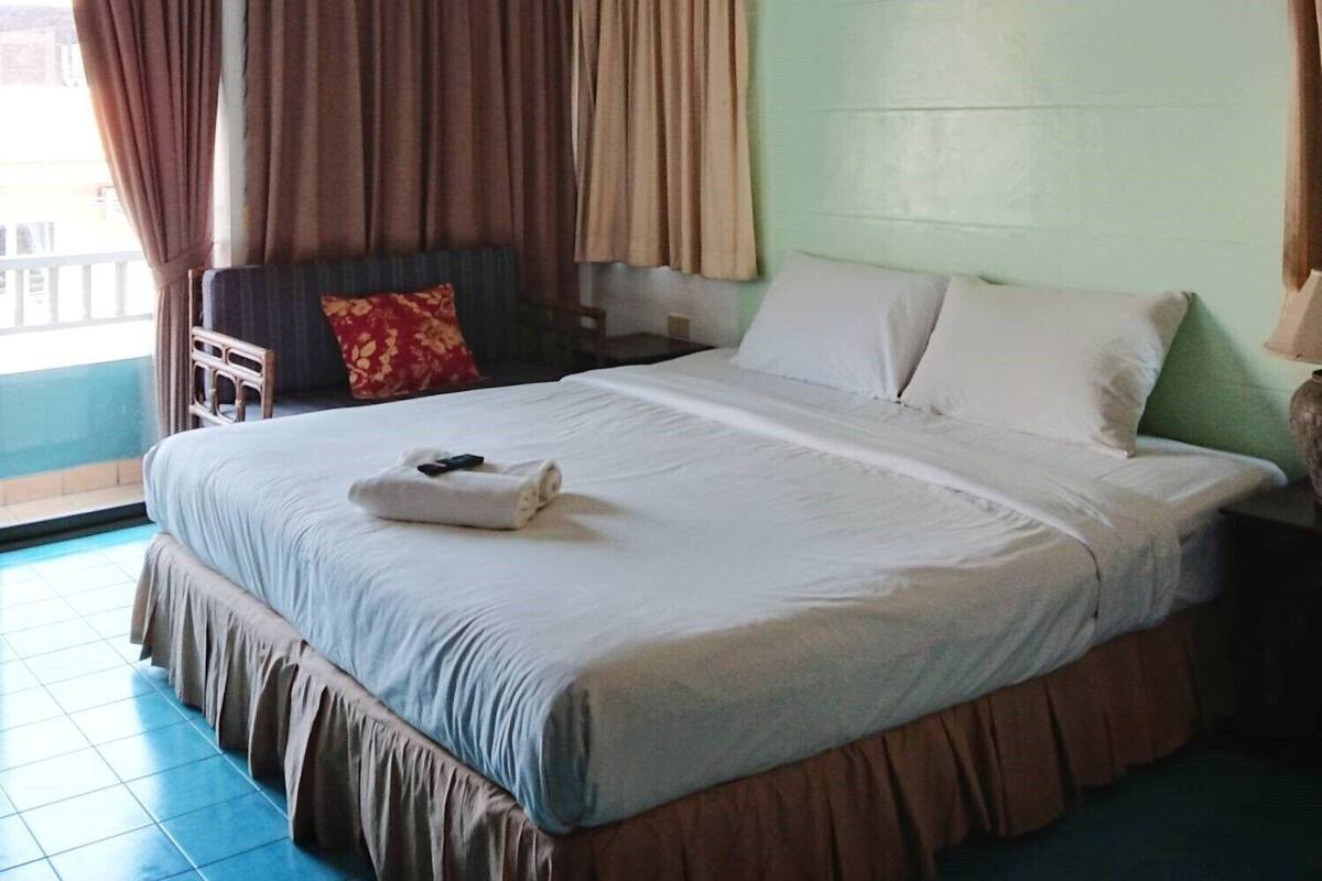 Studio | In-room safe, desk, blackout drapes, WiFi (free)