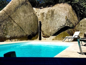 Outdoor pool, pool loungers - Hôtel Clair de Lune (Zonza)