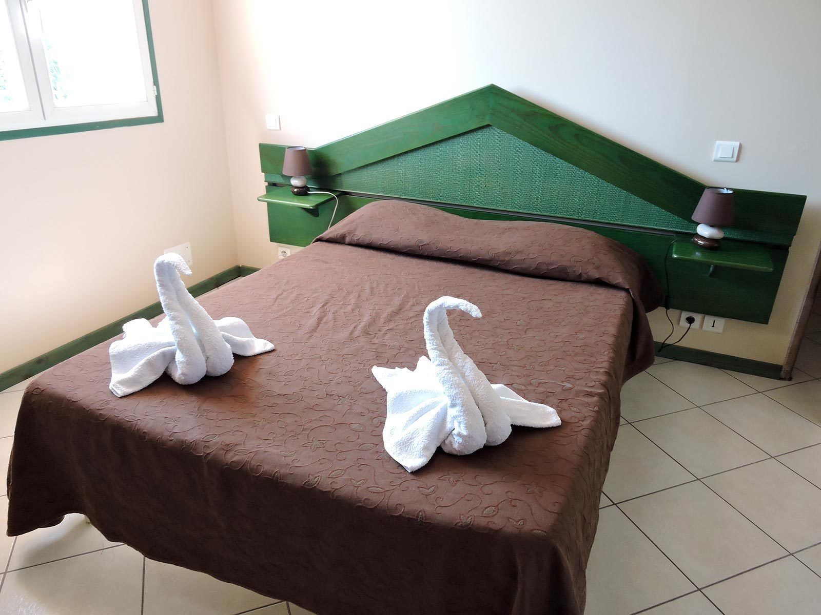 Seprai premium, meja kerja, tirai kedap cahaya, dan kedap suara