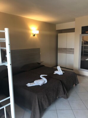 Premium bedding, desk, blackout curtains, soundproofing - Hôtel Clair de Lune (Zonza)