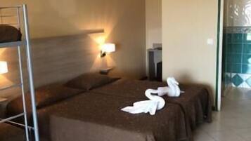 Ropa de cama de alta calidad, escritorio y cortinas blackout