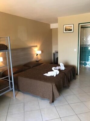 Ropa de cama de alta calidad, escritorio y cortinas blackout