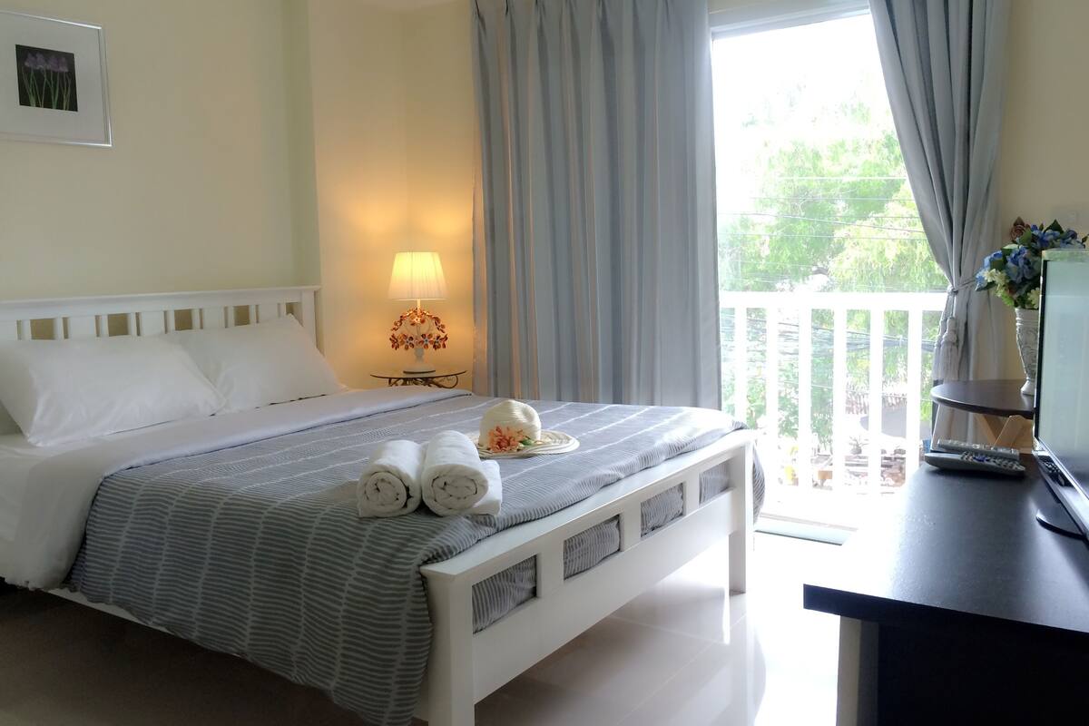 Junior Room | Desk, blackout curtains, free WiFi