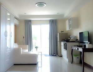 Family Room | Private kitchenette | Full-size fridge - Fahslalom Apart Hotel (Hua Hin)