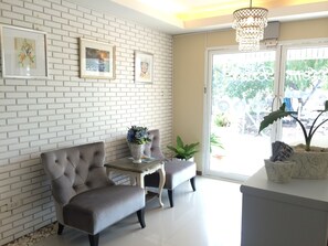 Lobby sitting area - Fahslalom Apart Hotel (Hua Hin)