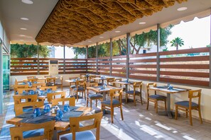 Petit déjeuner buffet servi tous les jours en supplément