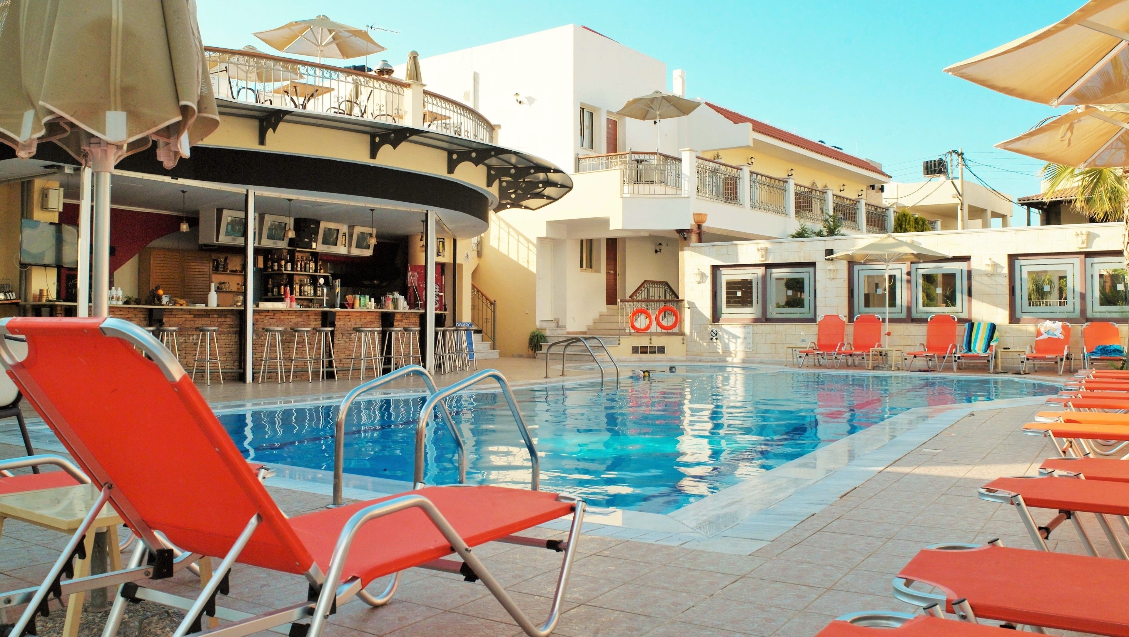 Udendørs pool, parasoller, liggestole