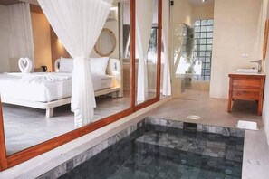 Superior Sea View with Pool | Minibar, truy cập Internet không dây miễn phí, bộ trải giường