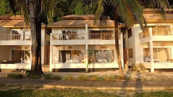 Premium Beachfront Ground Floor | 1 bedroom, minibar, free WiFi, bed sheets