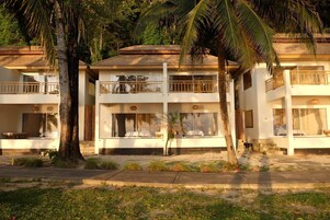 Premium Beachfront Ground Floor | Minibar, wifi gratis, ropa de cama