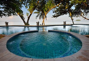 A circular pool with a view of the sea and palm trees. - Siam Beach Resort (Ko Chang)