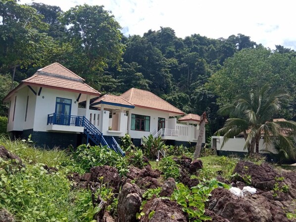 A bungalow-style hotel with a red-tiled roof, a balcony, and a staircase leading to the entrance. - Siam Beach Resort (Ko Chang)