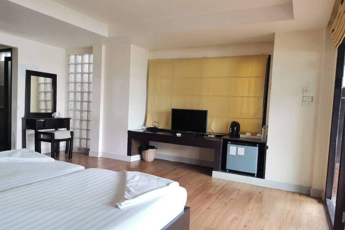 Standard Sea View with Balcony | 迷你吧、免費無線上網、床單