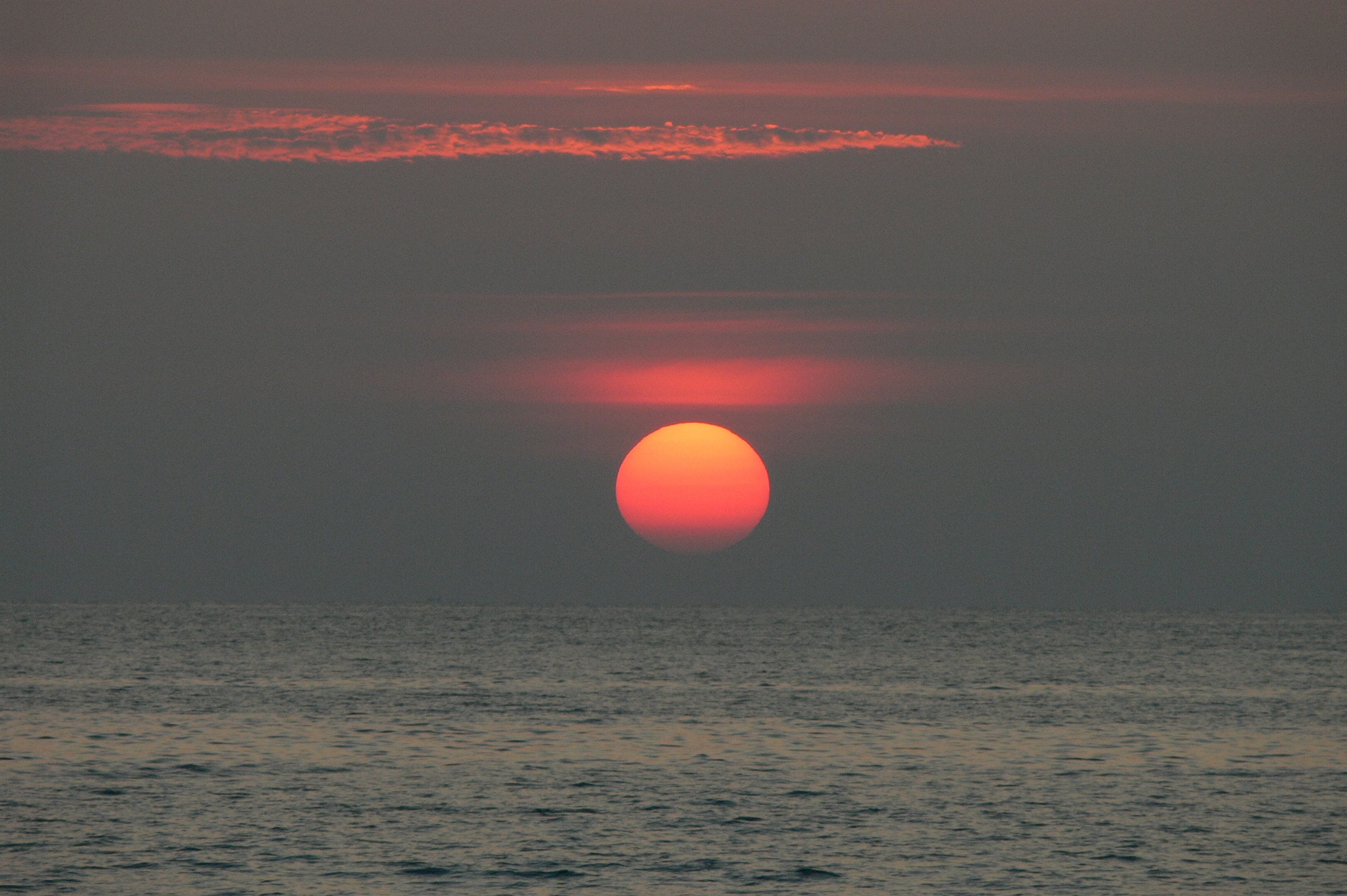 Un atardecer sobre un cuerpo de agua.
