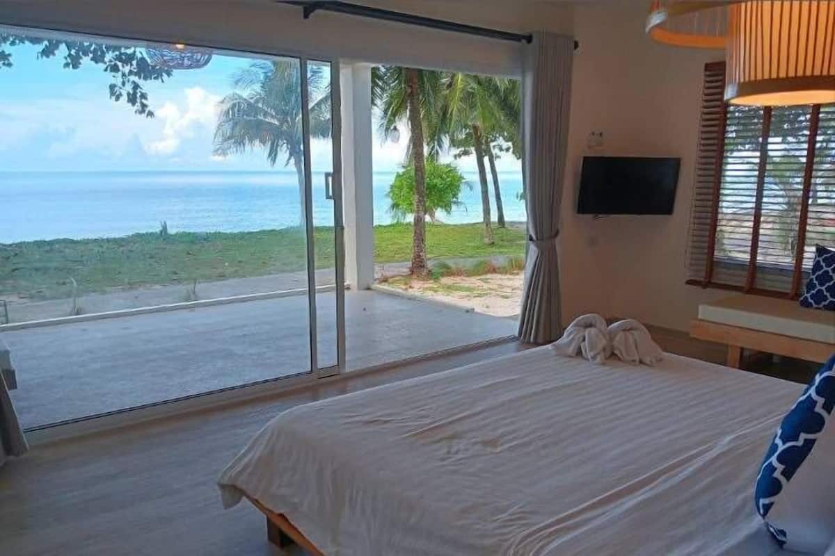 Premium Beachfront Ground Floor | 1 bedroom, minibar, free WiFi, bed sheets