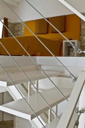 ميني بار وأسرّة أطفال/رضّع