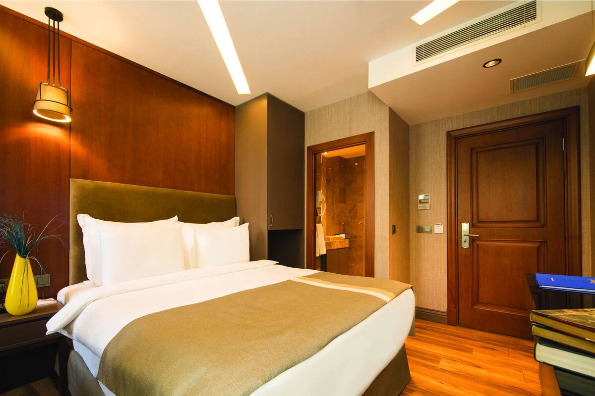 Premium bedding, minibar, in-room safe, desk