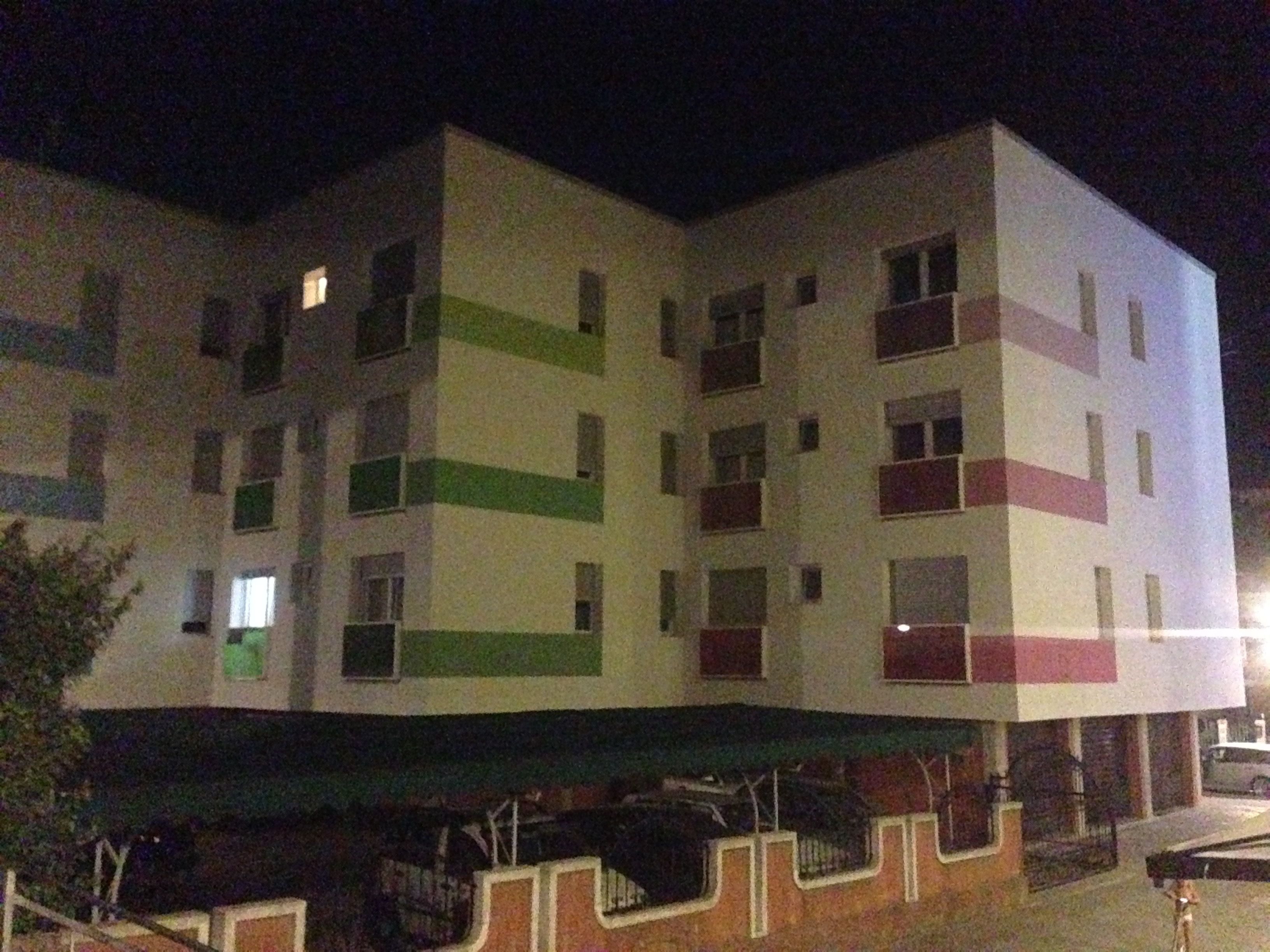 Bagian depan properti - sore/malam
