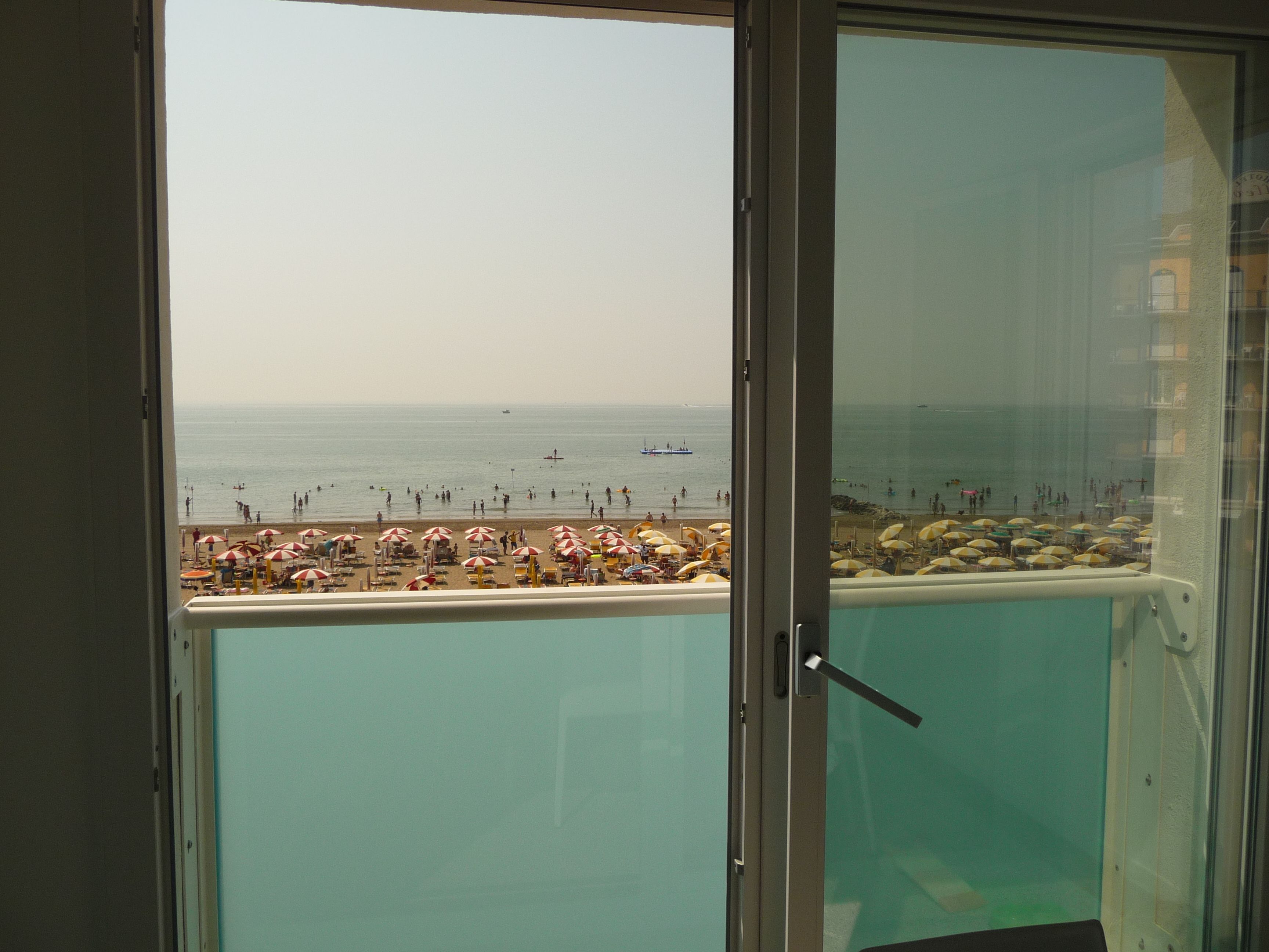 Ein Balkon mit Blick auf einen Strand.