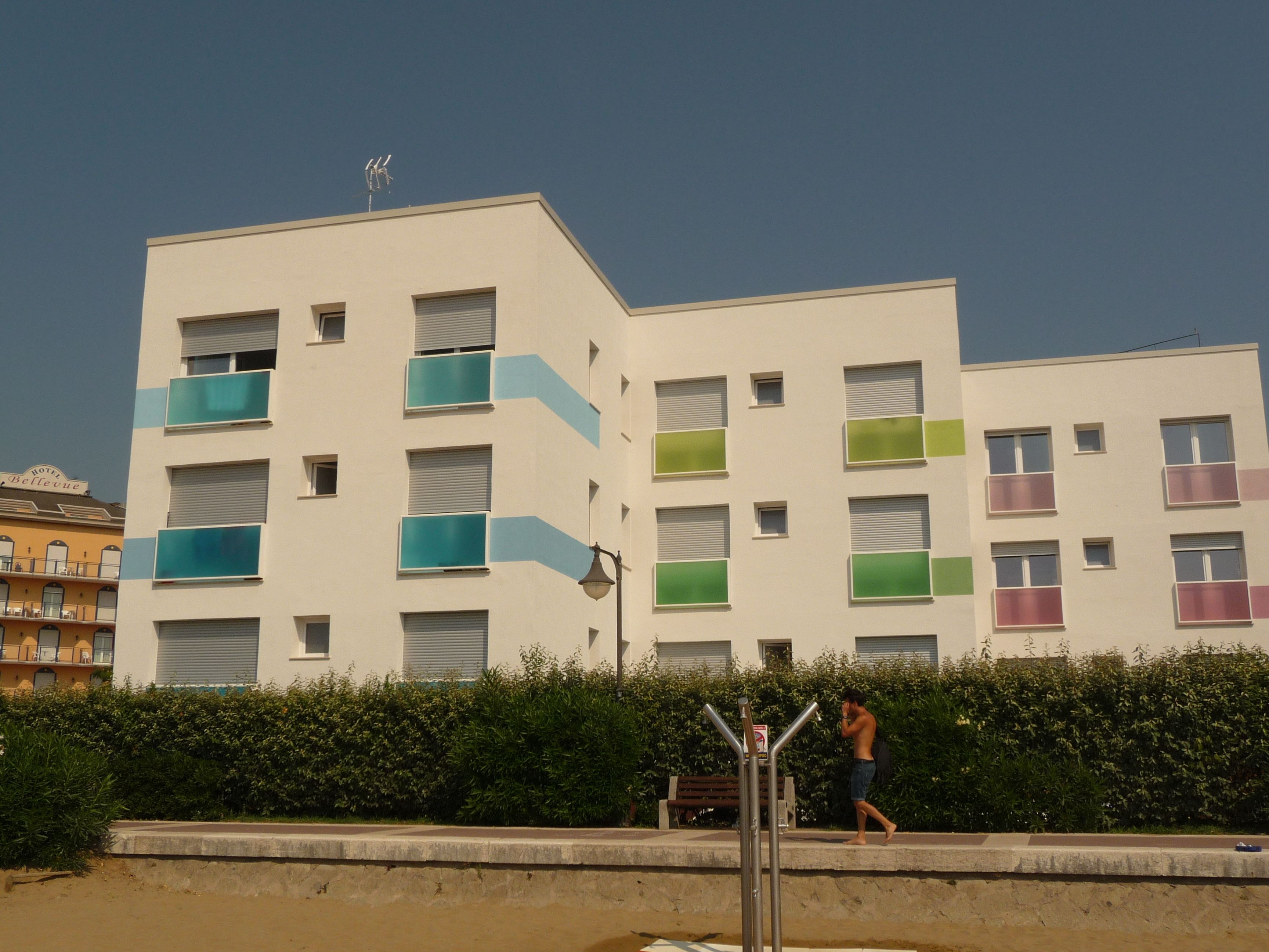 Ein modernes Gebäude mit mehreren Balkonen und blauem Himmel.