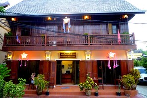 ด้านหน้าที่พัก