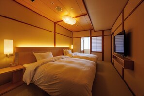 Suite, niet-roken, uitzicht op meer (Japanese-Style / Renovated 2025) | Donzen dekbedden, een kluis op de kamer, individueel gedecoreerd