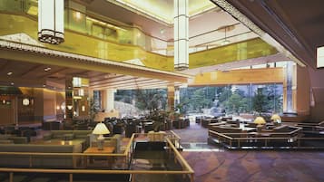 2 bars/lounges, pub, karaoke bar