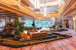 2 bars/lounges, café, karaokebar