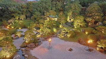 Edredons de pluma, cofres nos quartos, individualmente decorados