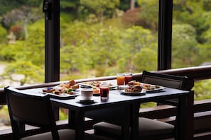 2 restaurants; breakfast, lunch, and dinner served - Hotel Gyokusen (Matsue)
