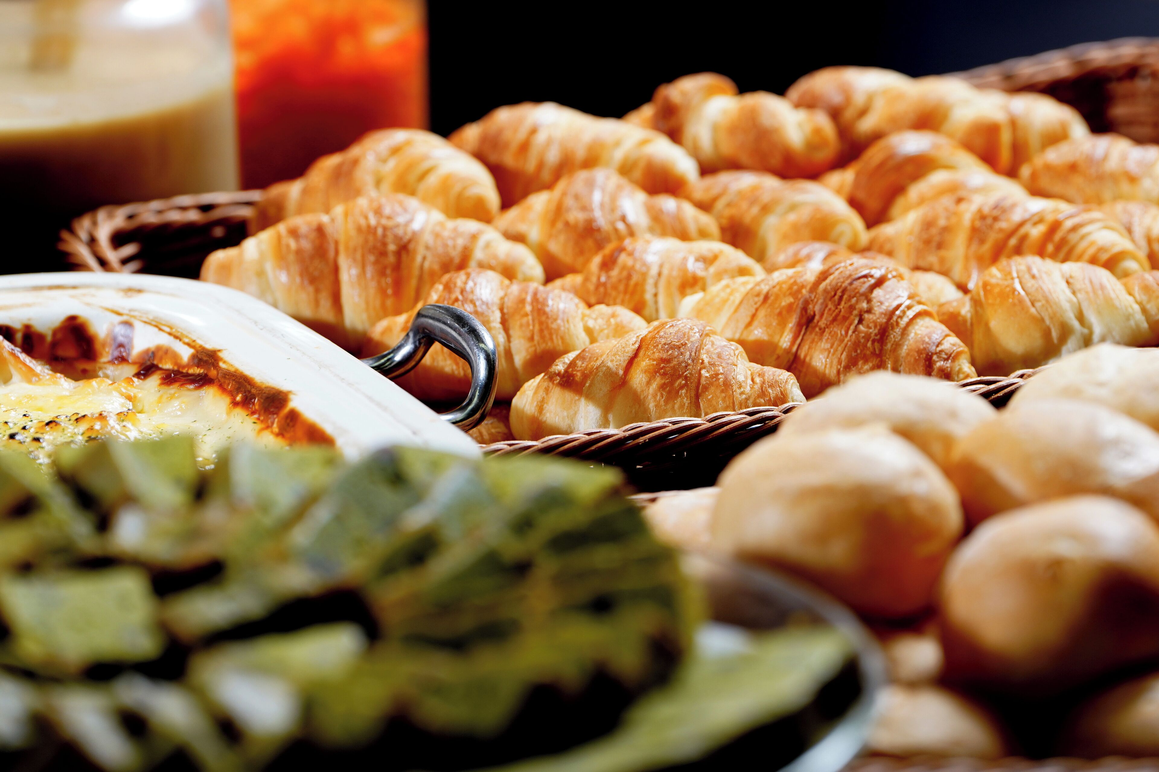 Diversitat de productes de forneria, com ara croissants, i un plat amb formatge fos.