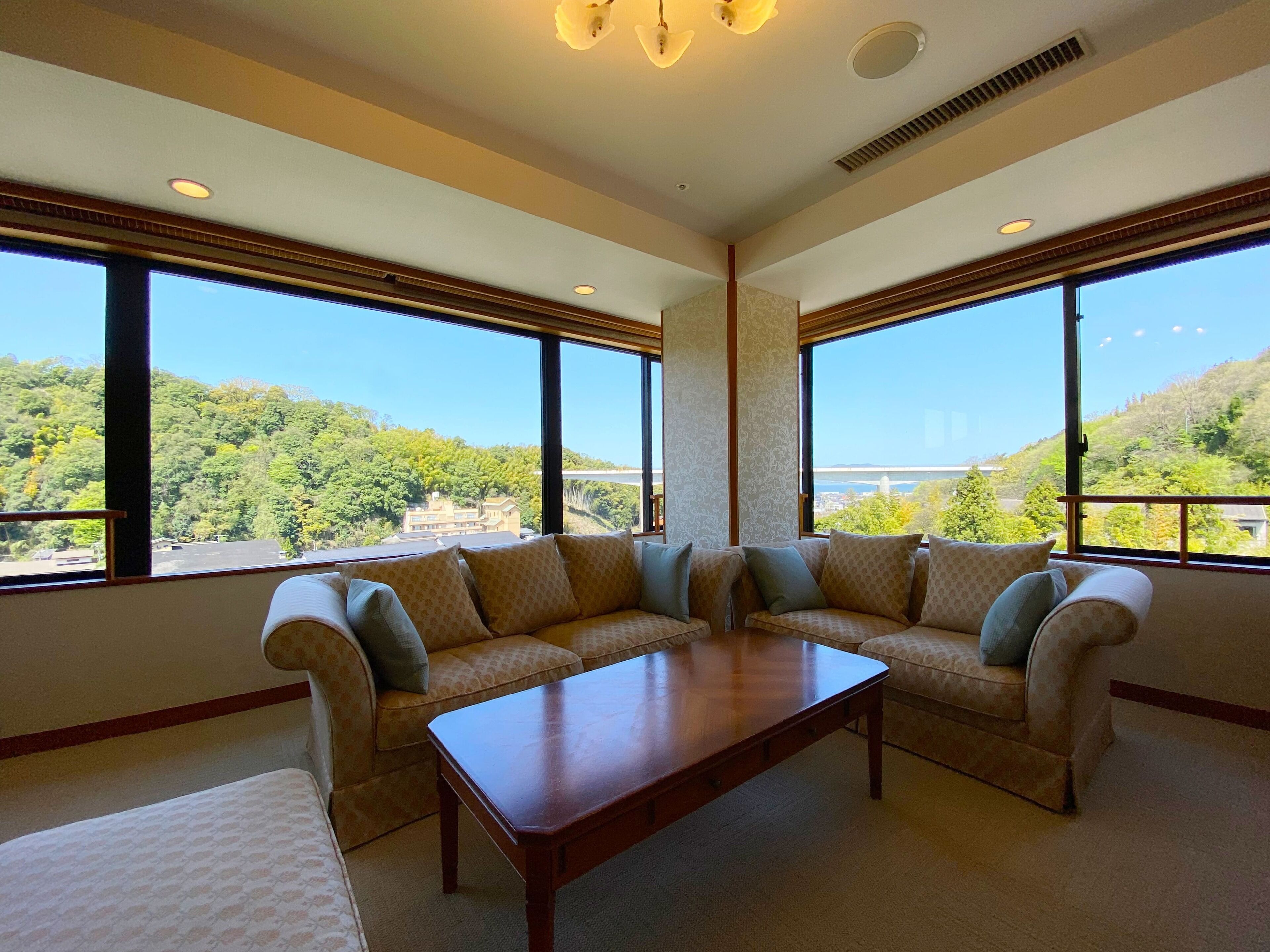 Edredón, caja de seguridad en la habitación y decoración personalizada 