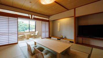 Suite, niet-roken, uitzicht op meer (Japanese-Style / Renovated 2025) | Donzen dekbedden, een kluis op de kamer, individueel gedecoreerd
