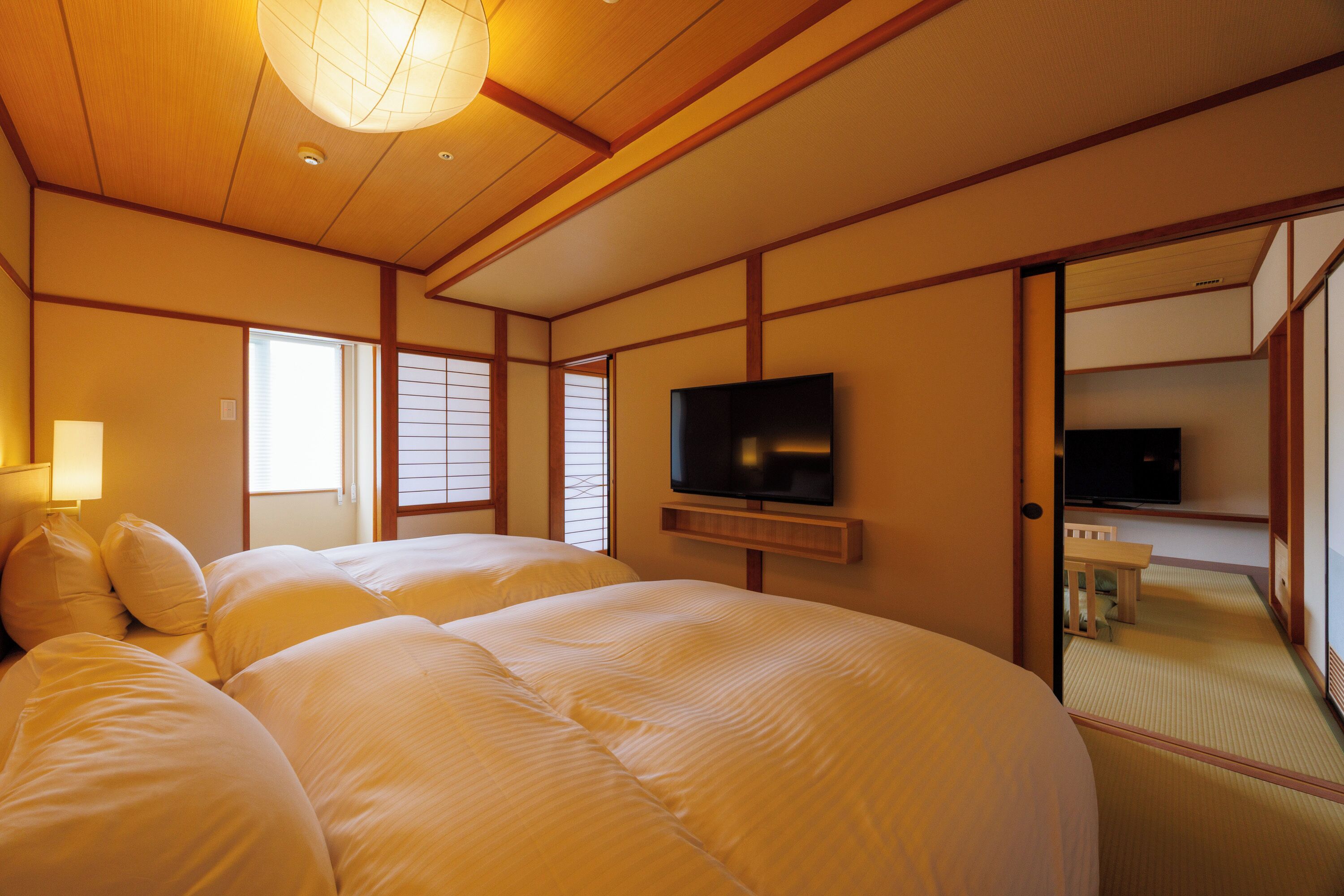 Cubrecamas y caja de seguridad en la habitación 