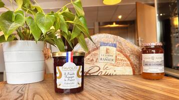 Continental breakfast on weekends (EUR 9.90 per person)