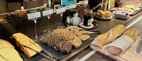 Mannermainen aamiainen viikonloppuisin (9.90 EUR per henkilö)