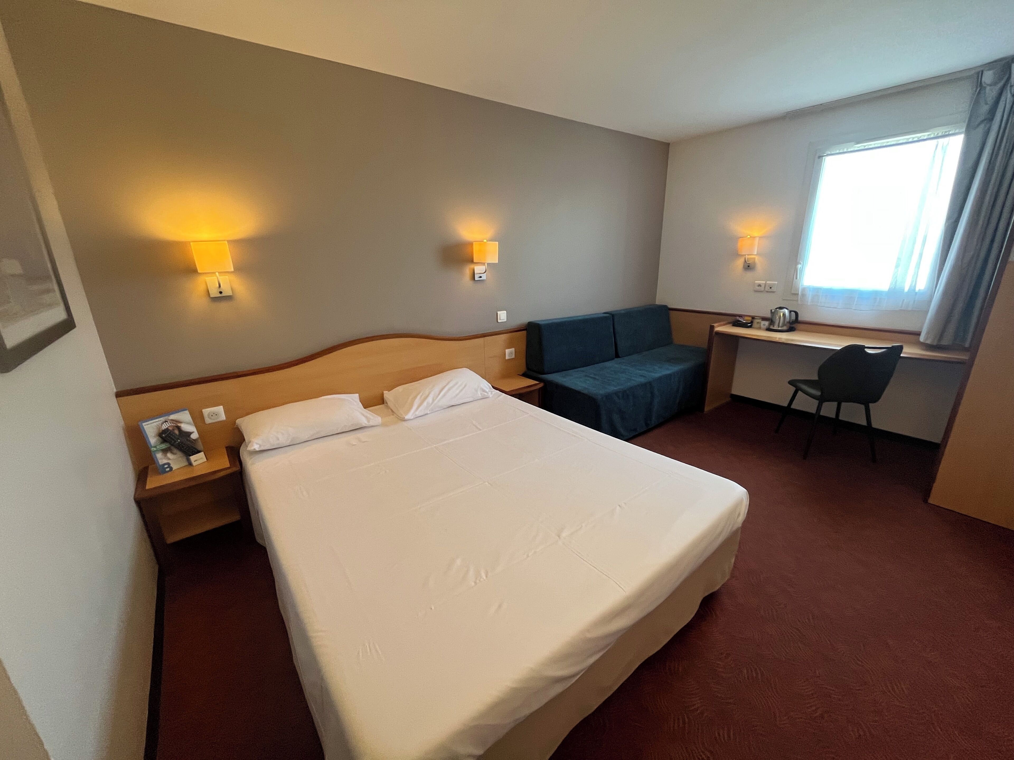 Premium bedding, desk, free WiFi