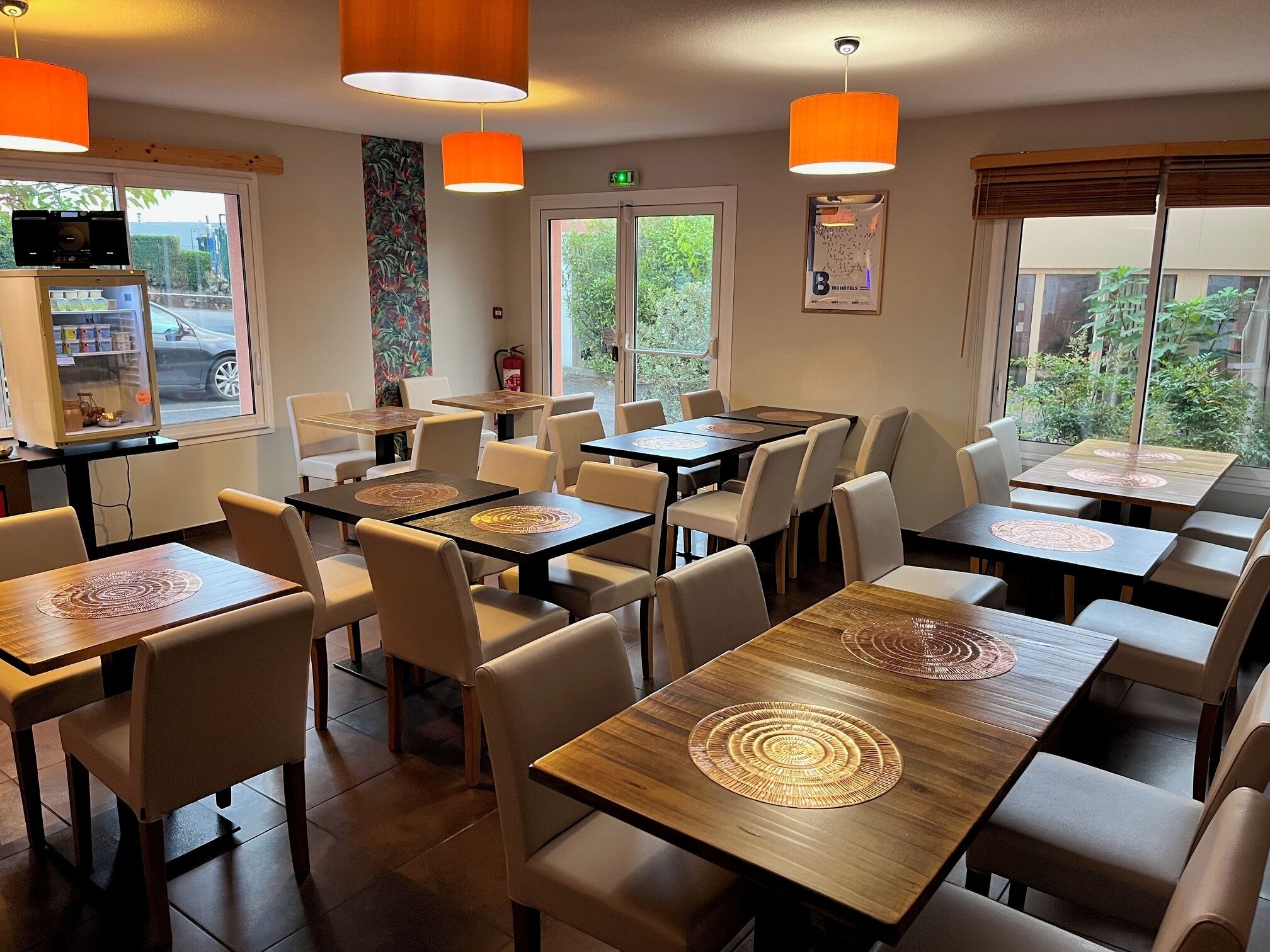 Continental breakfast on weekends (EUR 9.90 per person)